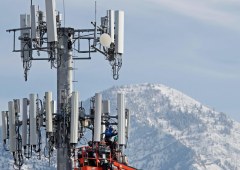 SpaceX Targets 80,000 Cell Towers in Bid to Compete with Top US Mobile Carriers
