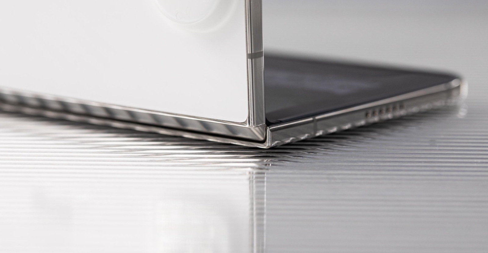 Apple Recognizes Inner Display Issue in iPhone Duo Amid Screen Cracking Reports