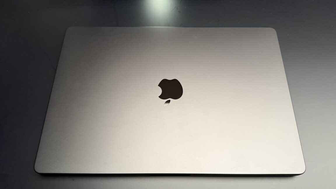Apple pristato lietimui jautrų MacBook Pro su įspūdingu OLED ekranu
